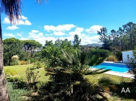 Fotografia 1 de Almancil - moradia com piscina e jardim / private villa located in a green area