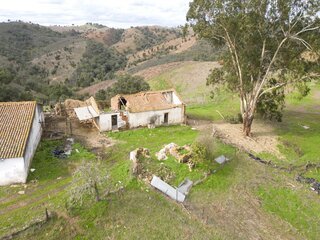 Fotografia 1 de Herdade em Luzianes Gare com 57,2250 hectares e duas ruínas