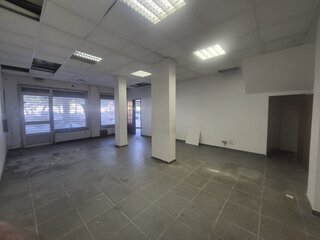 Fotografia 1 de Loja/Escritório Duplex em Laranjeiro