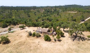Fotografia 1 de Herdade com 73,700 hectares e uma ruína registada com 126 m2.