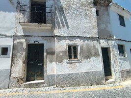 Fotografia 1 de Oportunidade Única no Centro de Campo Maior – Moradia para Recuperação com Grande Potencial de Negócio