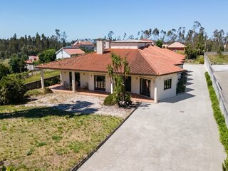 Fotografia 1 de Moradia Térrea de Prestígio com Jardim Interior,  4 Suítes e Arquitetura de Charme