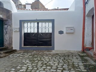 Fotografia 1 de Moradia composta de 2 Apartamentos T1 Remodelados