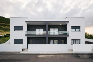 Fotografia 1 de Prédio Moderno com 4 Apartamentos T1 Equipados – Centro da Vila das Velas