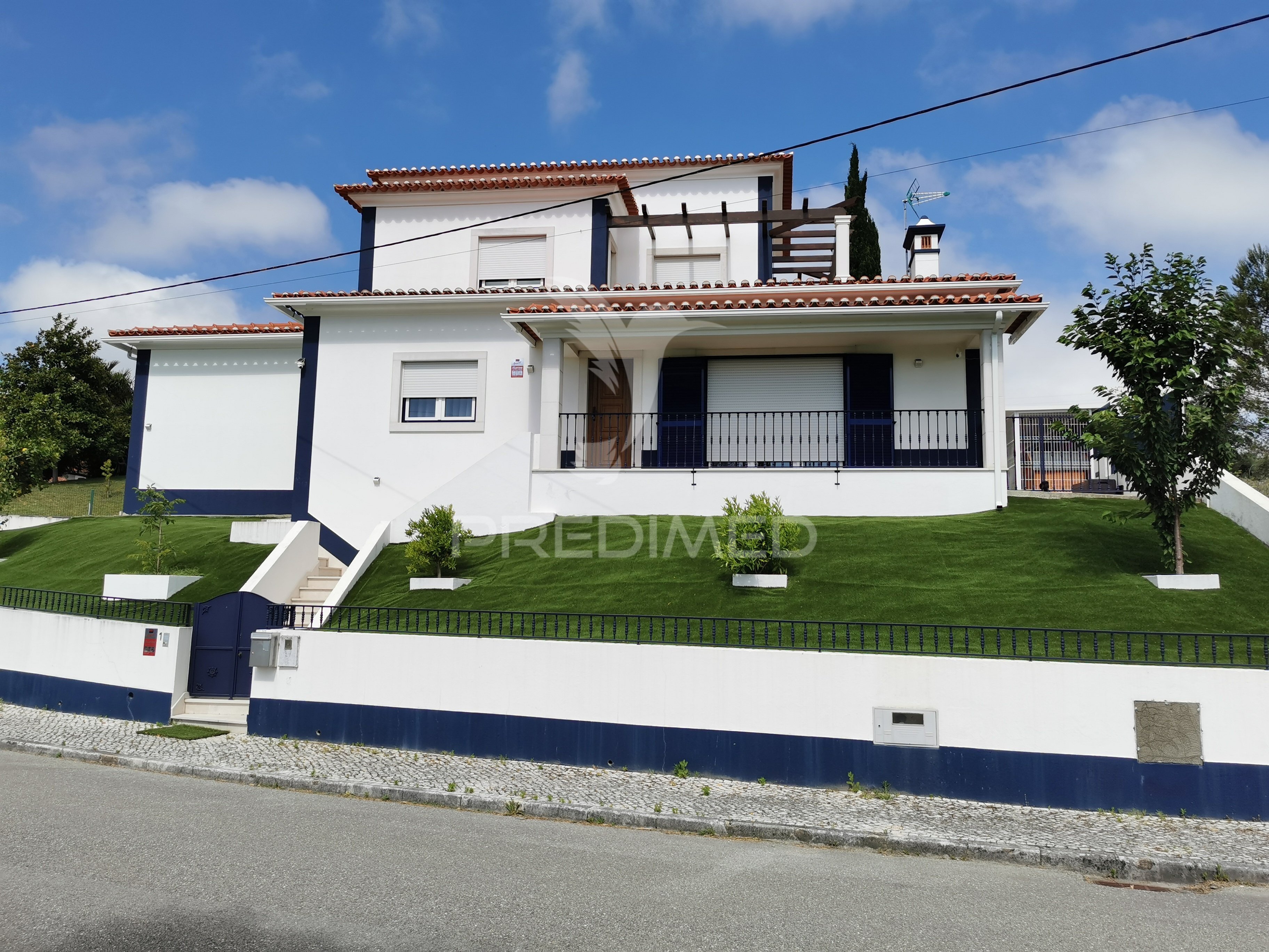 Moradia T4 + 5