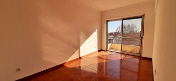 Fotografia 1 de Apartamento T2 remodelado em Sacavém com varanda e vista rio.