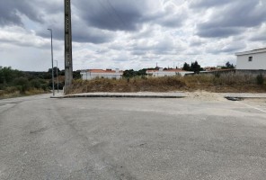 Fotografia 1 de Terreno urbano com área total de 651,78m2 na localidade de Alcanena