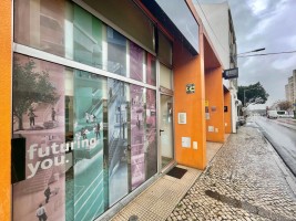 Fotografia 1 de Espaço comercial com 121m2 no centro do Carregado