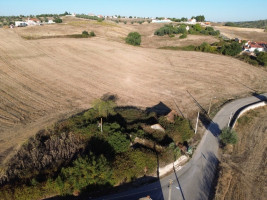 Fotografia 1 de Oportunidade Única! Moradia T3 para Restaurar com Terreno - Nabais -Santarém