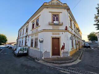 Fotografia 1 de Edifício para reabilitação com projeto desenvolvido no centro de Castro Verde