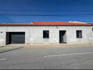 Fotografia 1 de Moradia T2 Totalmente Remodelada com Jardim e Garagem