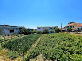 Fotografia 1 de Moradia T4 com Armazém e terreno
