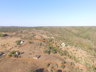 Fotografia 1 de Terreno de 3,5 hectares com ruina a poucos minutos de Melides