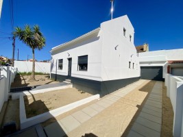 Fotografia 1 de Moradia isolada T3, totalmente remodelada,  na Charneca da Caparica