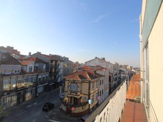 Fotografia 1 de T1 com varanda junto ao centro do Porto