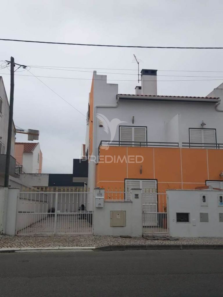 Moradia Geminada T2 + 1