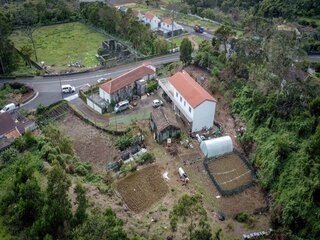 Fotografia 1 de Bloco de 4 Apartamentos com Terreno de 12.232 m² e Ruína – Excelente Oportunidade de Investimento na Urzelina