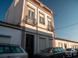 Fotografia 1 de Moradia senhorial de dois pisos, rés do chão e primeiro andar,  localizada em Ferreira do Alentejo.
