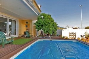 Fotografia 1 de Moradia bifamiliar remodelada com jardim e piscina, Loures