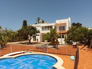 Fotografia 1 de Moradia T3 com piscina, vista mar e terreno de 3000m2 na Luz