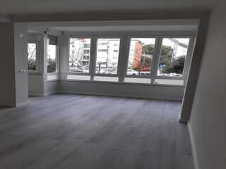 Fotografia 1 de Apartamento T2, remodelação moderna a estrear, edificio com duas frentes Solares, em Oeiras
