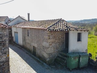 Fotografia 1 de Casas em rio de moinhos com terreno para recuperar