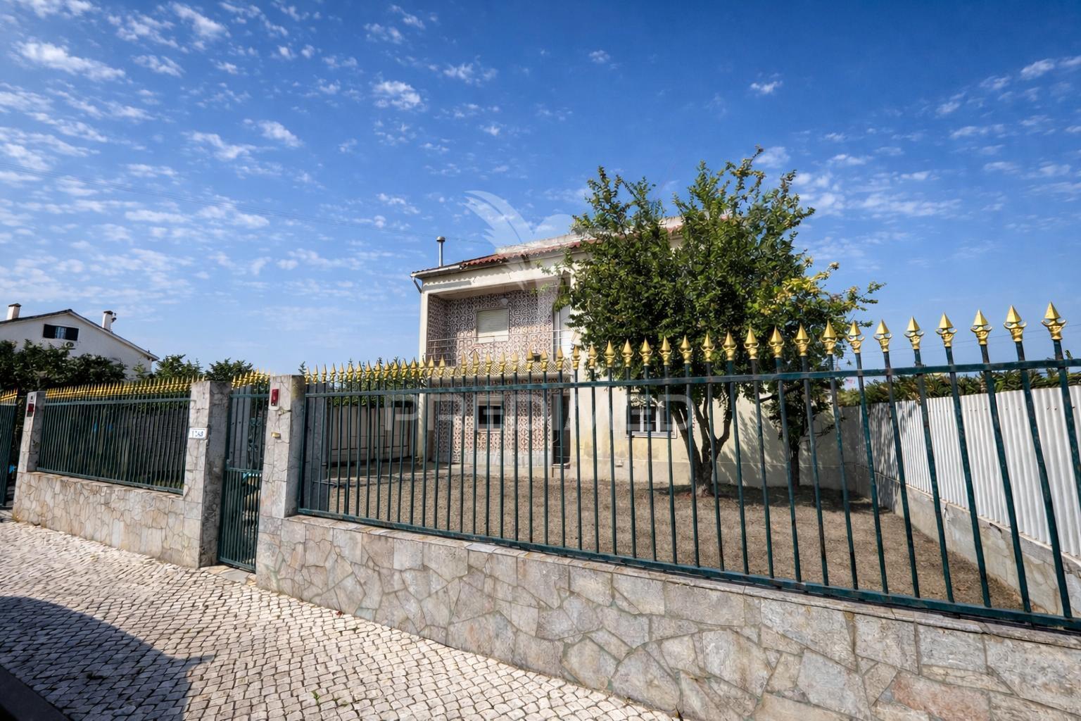 Moradia Bi-Familiar T5