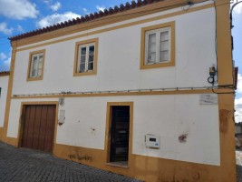 Fotografia 1 de MORADIA BI-FAMILIAR T6 E COM ESPAÇO COMERCIAL - ALTER DO CHÃO
