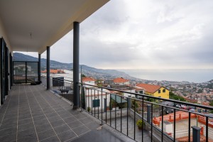 Fotografia 1 de Prédio com Potencial para Hostel ou Alojamento Local | Vista Incrível sobre o Funchal | Santo António