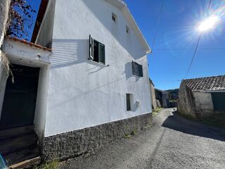 Fotografia 1 de Moradia T3 + Anexos Casas da Ribeira, Cardigos