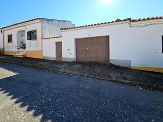 Terreno Urbano com Garagem e Horta em Casével
