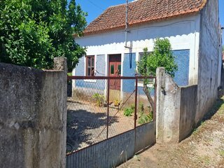 Fotografia 1 de Moradia T2 com anexos e terreno em Arneiro das Milhariças