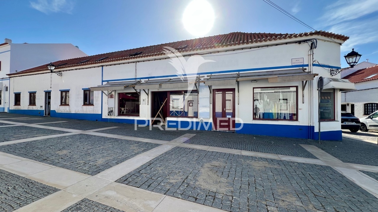 Casa com Espaço Comercial T9