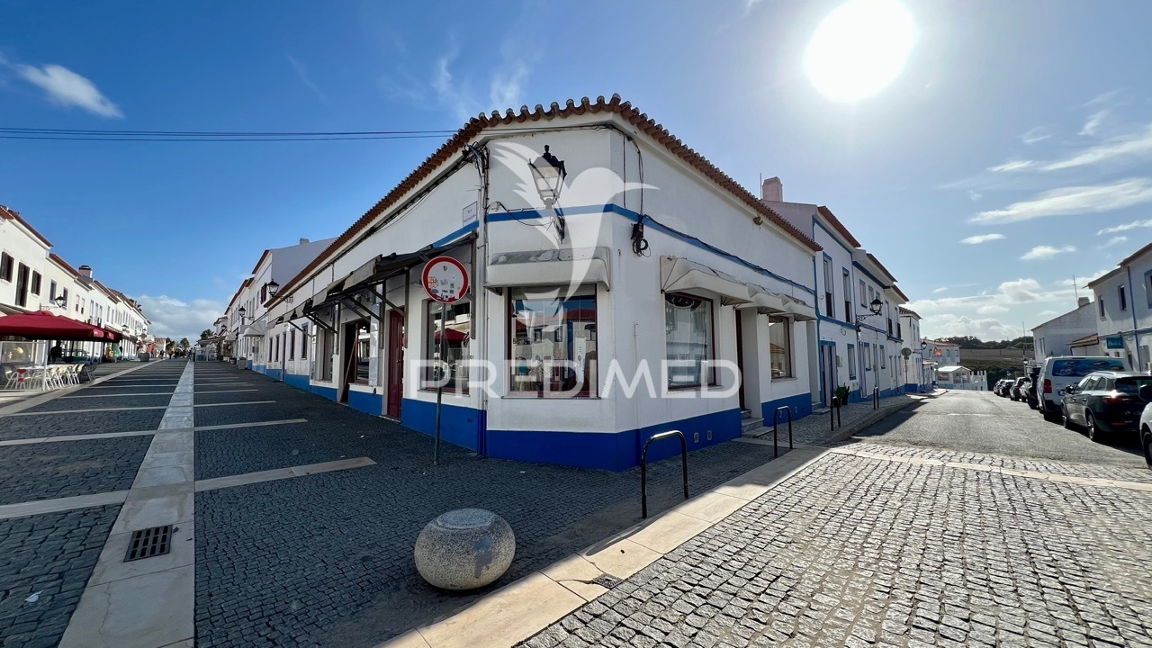 Casa com Espaço Comercial T9