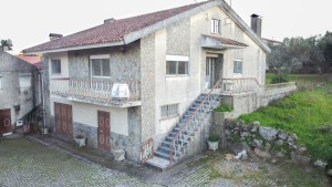 Fotografia 1 de Moradia T3 com Terreno de 660 m² na Ratoeira – Celorico da Beira