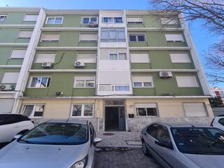 Fotografia 1 de Apartamento T2 Remodelado em Benfica – Lisboa