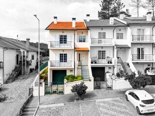 Fotografia 1 de Moradia T4 + sótão - localização privilegiada  Castro Daire